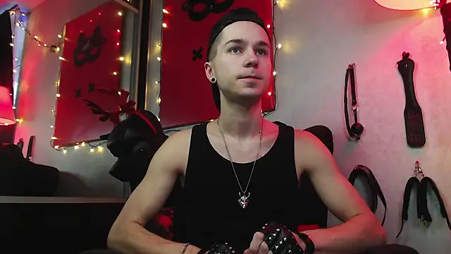 Joseph  Quinn online show from January 8, 7:55 am