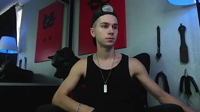 Joseph  Quinn online show from December 12, 9:08 am