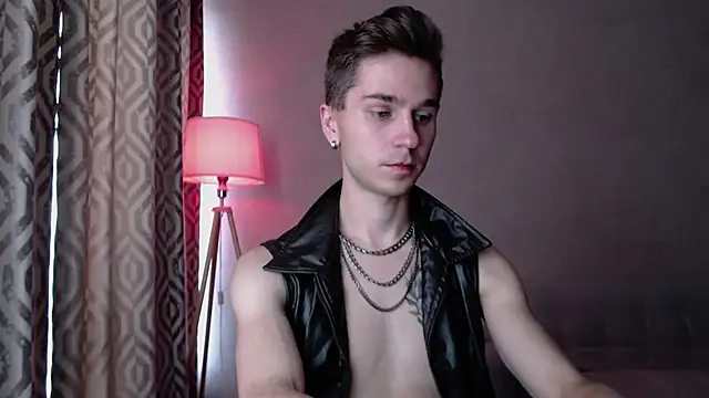 Joseph  Quinn online show from October 3, 9:36 am