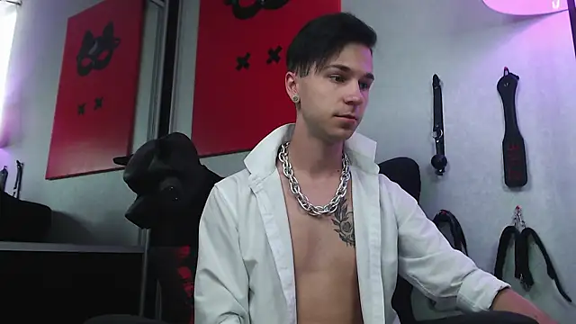 Joseph  Quinn online show from February 17, 8:09 am