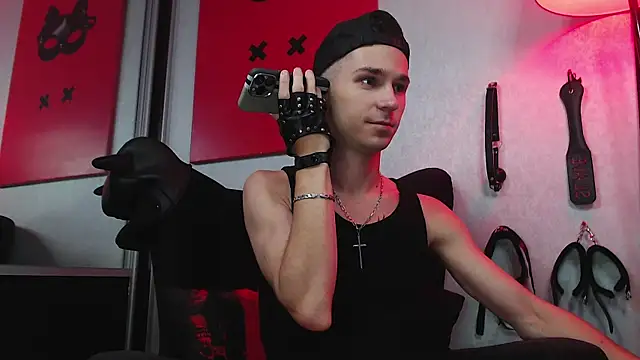 Joseph  Quinn online show from March 8, 9:46 am