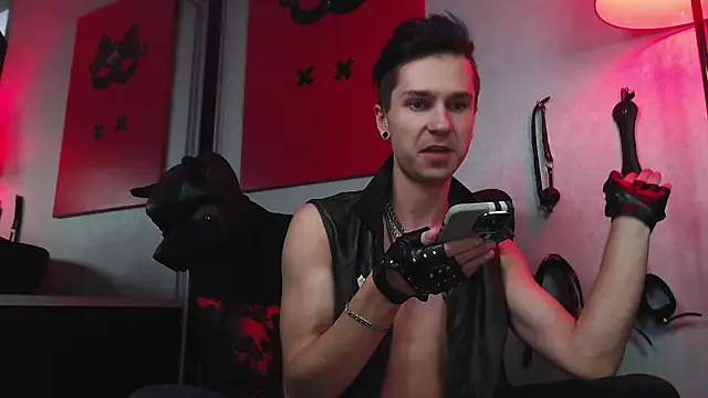 Joseph  Quinn online show from March 2, 2:15 pm