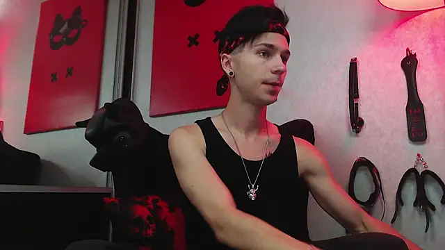 Joseph  Quinn online show from March 20, 8:53 am