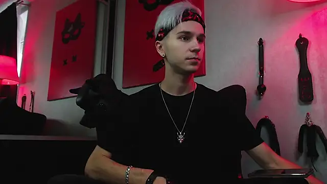 Joseph  Quinn online show from December 10, 9:01 am