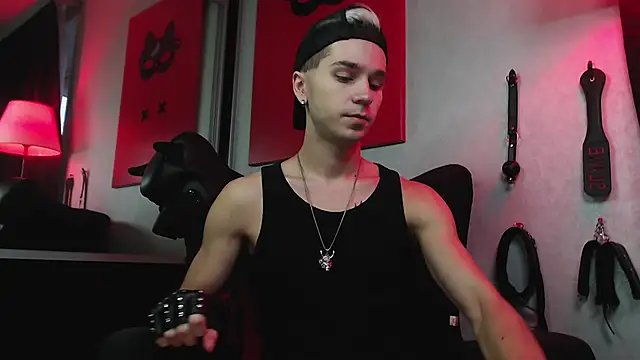 Joseph  Quinn online show from December 3, 8:58 am