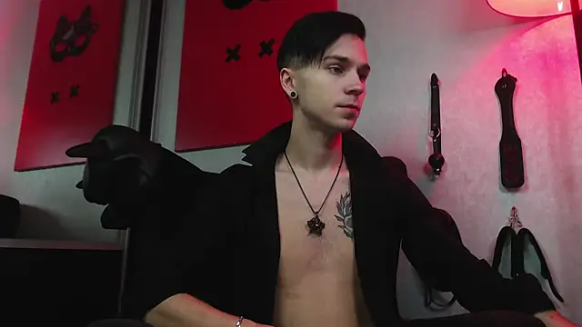 Joseph  Quinn online show from February 4, 8:02 am