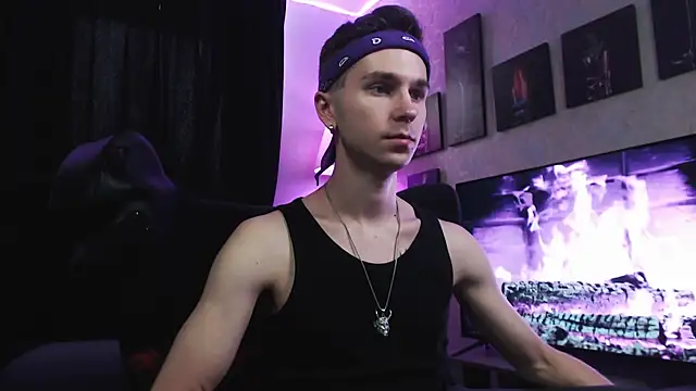 Joseph  Quinn online show from September 15, 11:44 am