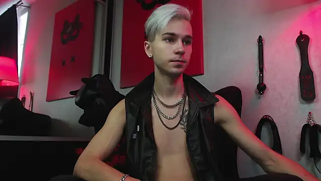 Joseph  Quinn online show from December 17, 8:01 am