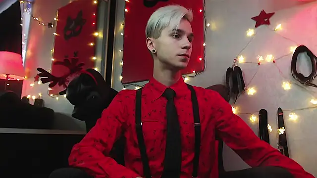 Joseph  Quinn online show from December 25, 8:18 am