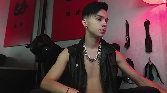 Joseph  Quinn online show from January 25, 11:02 am