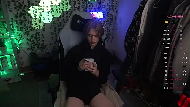 Snapshot of twinkben chatting on February 14, 9:43 pm twinkben online show from February 14, 9:43 pm