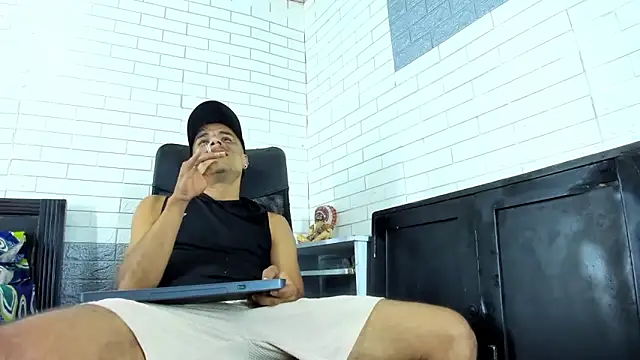 GeorgeZarrate online show from April 14, 11:37 pm