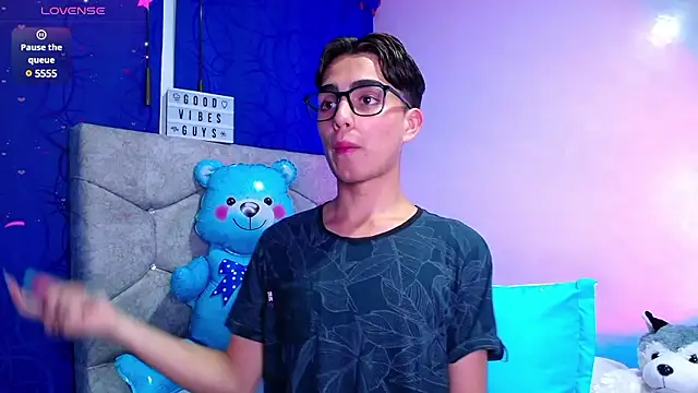 OwenBluee online show from December 3, 5:52 am