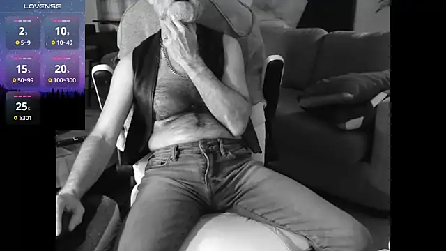 Snapshot of Towndude123 chatting on February 15, 6:44 am Towndude123 online show from February 15, 6:44 am