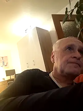 Milkasahne64 online show from December 18, 7:43 pm