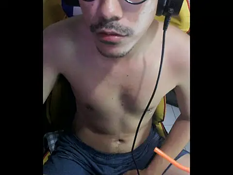 cloudyth1994 online show from November 6, 7:28 pm