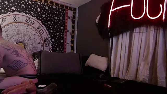 UnCuTupTheBuTT online show from January 19, 1:30 am