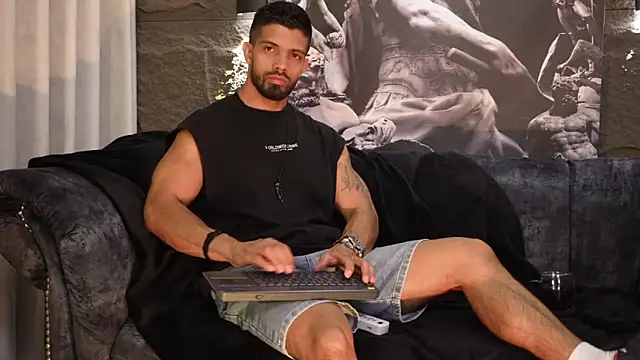 DannSaenz online show from November 26, 8:45 pm