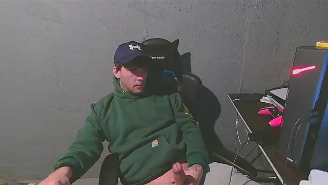 Snapshot of Superoz77 chatting on January 25, 5:51 am Superoz77 online show from January 25, 5:51 am