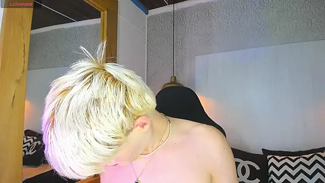 VladHellsing4 online show from February 21, 9:38 pm