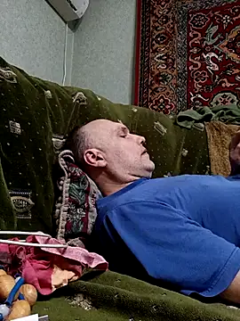 Pineapple04 online show from April 3, 6:15 pm