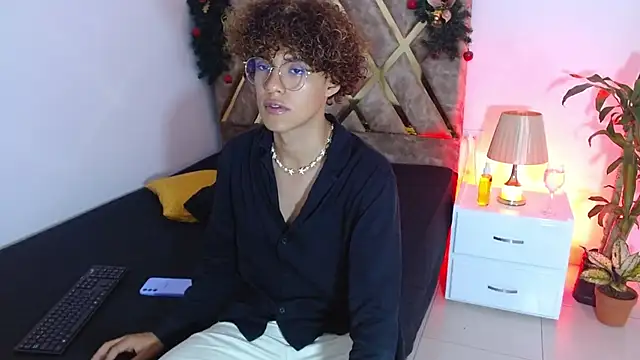 Snapshot of nickolas_moon chatting on December 18, 12:51 pm nickolas moon online show from December 18, 12:51 pm