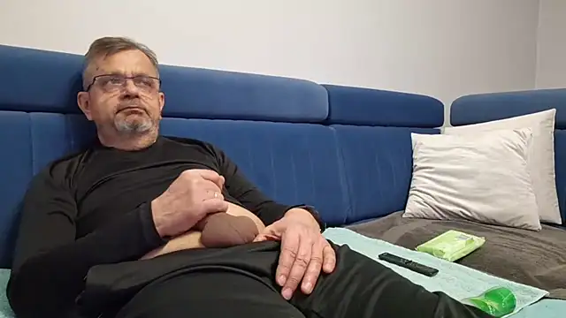 axecoman60 online show from February 27, 8:39 am