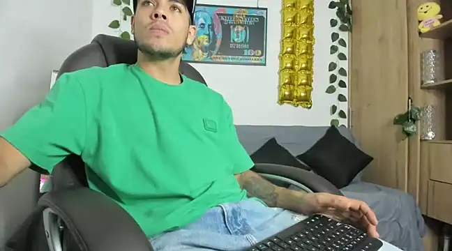 mikee scooth online show from December 18, 9:40 pm