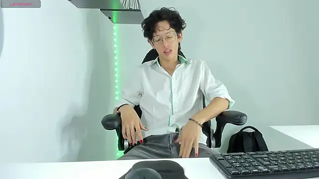 Snapshot of manu_vera chatting on December 30, 11:37 am manu vera online show from December 30, 11:37 am