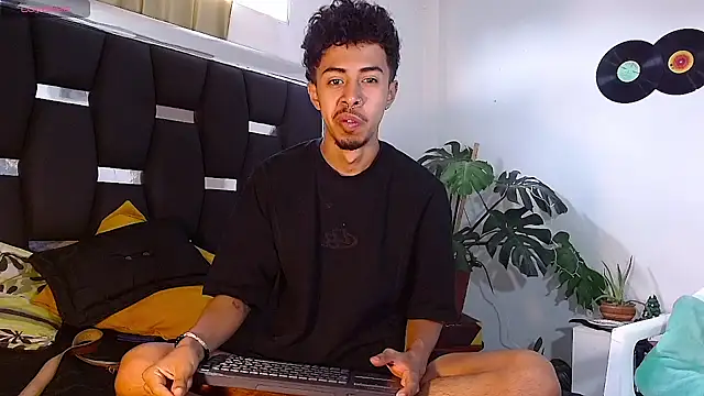 Snapshot of RyanRizzo chatting on December 10, 4:27 pm RyanRizzo online show from December 10, 4:27 pm