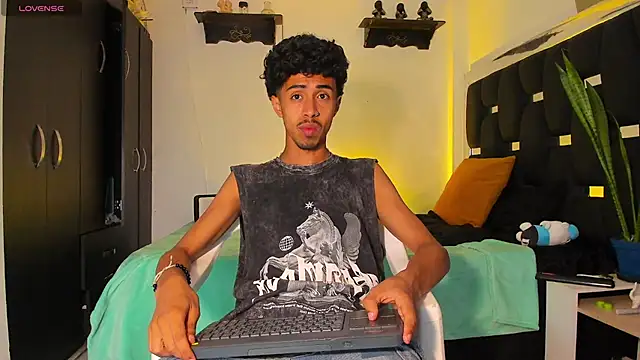 Snapshot of RyanRizzo chatting on March 15, 11:06 pm RyanRizzo online show from March 15, 11:06 pm