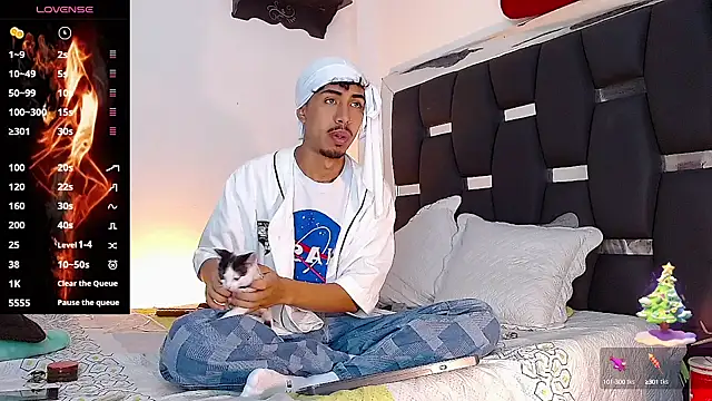 Snapshot of RyanRizzo chatting on January 3, 7:50 pm RyanRizzo online show from January 3, 7:50 pm