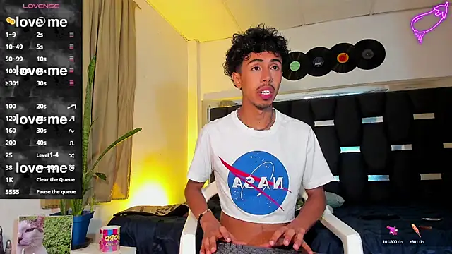 Snapshot of RyanRizzo chatting on March 12, 1:36 am RyanRizzo online show from March 12, 1:36 am