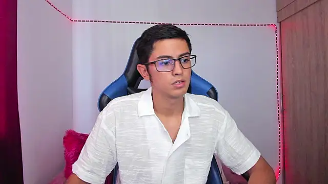 Snapshot of Ethan_Sai___ chatting on December 2, 8:31 pm Ethan Sai    online show from December 2, 8:31 pm