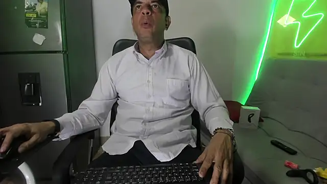 Snapshot of latinmartin73 chatting on January 14, 12:22 am latinmartin73 online show from January 14, 12:22 am