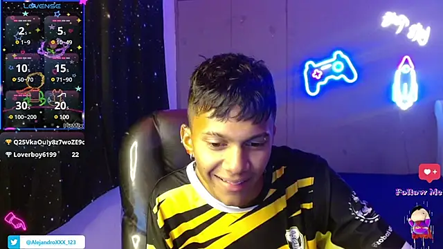 Snapshot of loistwink_ chatting on February 22, 3:12 am loistwink online show from February 22, 3:12 am