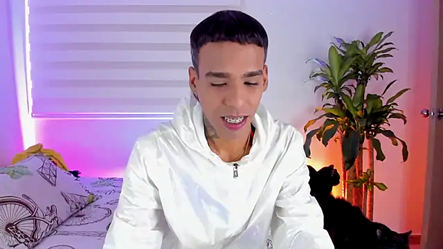 Snapshot of aldrinwhite chatting on September 27, 7:23 pm aldrinwhite online show from September 27, 7:23 pm