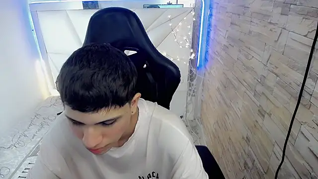 Brayan lopezz online show from December 5, 2:44 pm