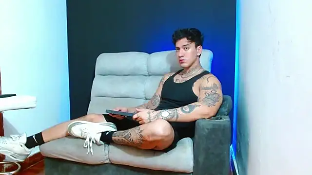 JUSTIN FULLER1 online show from June 6, 1:55 am