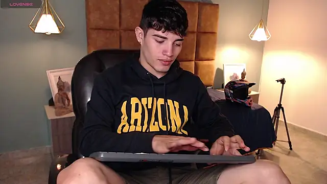 Snapshot of AlejooTwink chatting on February 10, 4:04 pm AlejooTwink online show from February 10, 4:04 pm
