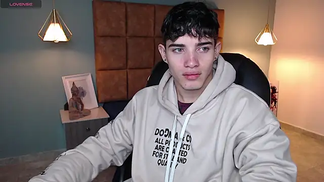 Snapshot of AlejooTwink chatting on February 8, 4:04 pm AlejooTwink online show from February 8, 4:04 pm