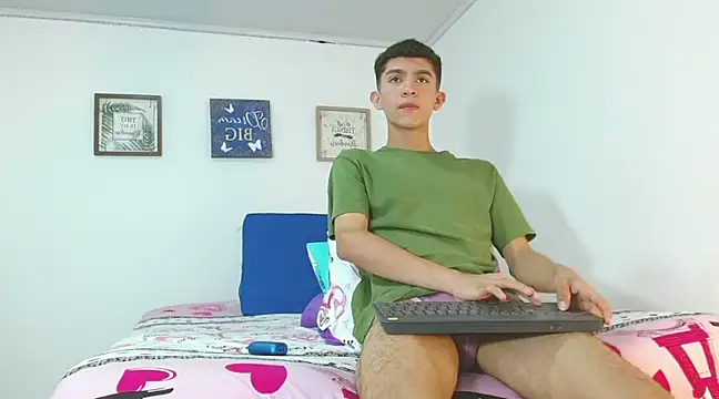 Snapshot of Noah_tyler_ chatting on December 20, 11:05 pm Noah tyler online show from December 20, 11:05 pm
