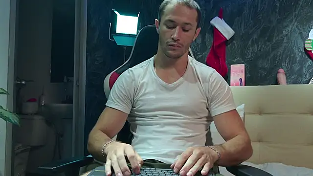 AxelFairchaild online show from December 5, 1:40 pm