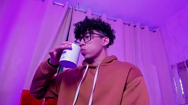 AkazaBoy  online show from December 18, 4:41 am