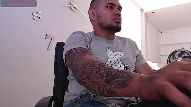Snapshot of Aaron_Hunter_ chatting on February 3, 1:19 pm Aaron Hunter online show from February 3, 1:19 pm