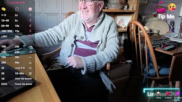 Snapshot of Adamdaddybear chatting on October 20, 1:37 pm Adamdaddybear online show from October 20, 1:37 pm