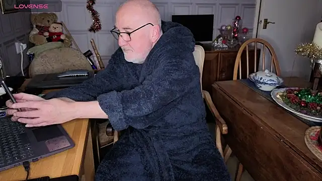 Adamdaddybear online show from December 18, 8:21 am