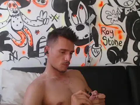 roystonee01 online show from November 12, 8:25 pm