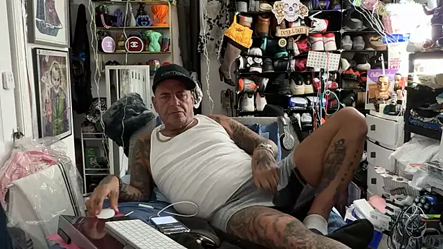 joeytatts66 online show from March 17, 1:53 am