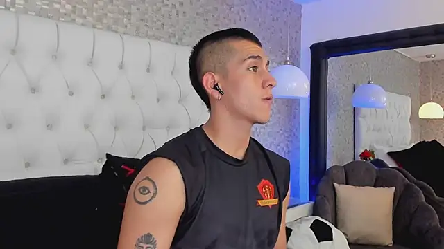 OliverSilverr online show from December 5, 3:15 am